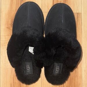 🌴 EUC - UGG Women's Black Sheepskin Slippers Size 8
